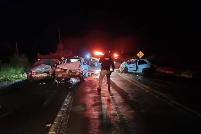 Duas pessoas morrem em colisão entre três carros em Santo Cristo