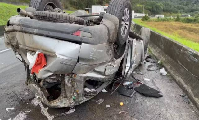 Dunga e esposa ficam feridos após carro capotar no Paraná